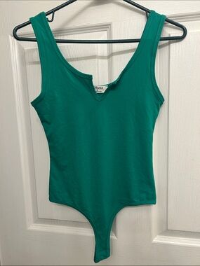 Zenana Outfitters Emerald Green V-Neck Sleeveless Bodysuit NWOT- 🌻Never worn♥️